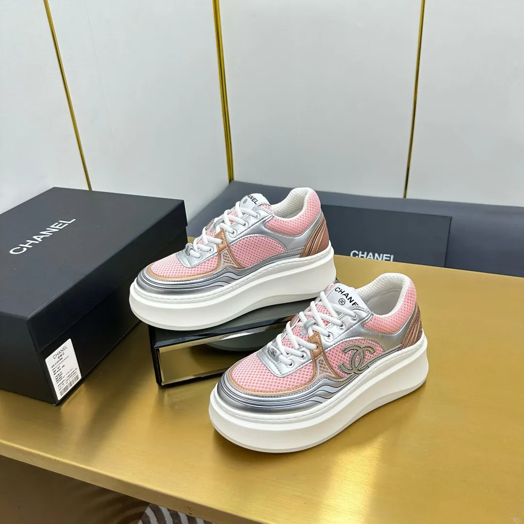 👟👟Ex-factory price 680👟👟 Upgraded version, upgraded version, upgraded version! No rebuttal accepted! ! ! ! Chanel Chanel panda shoes! 2025 counter's top casual sports shoes. This classic design; the upper is electro-embroidered with a variety of techniques; the outsole is fashionable and sporty; the unusual inclusion of a variety of color matching elements... The diversified mix and match is very good-looking and versatile, and can be used for leisure, fashion, sports, and outdoor... ꫛꫀꪝ Go➫ Materials: ❶Upper made of: original imported first-layer silk cowhide + original waterproof cloth + original first-layer cowhide ❷Inner lining: Original Yangli+Net ❸Outsole based on: Original TPU combination outsole Counter boutique packaging complete set for women 35–41 👉 👉